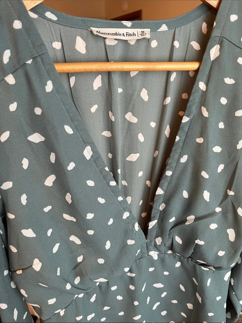 Abercrombie & Fitch lightweight neck